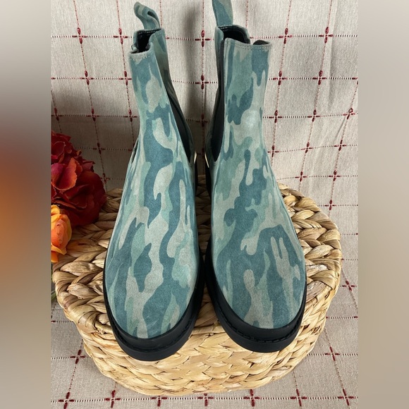 Kenneth Cole New York Levon 2.0 Welt Chelsea Boot Olive Camo Ankle Boots Sz 6.5 - Picture 3 of 6